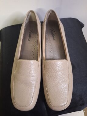 Trotters Women's Taupe Leather Slip-On Loafers Size 9